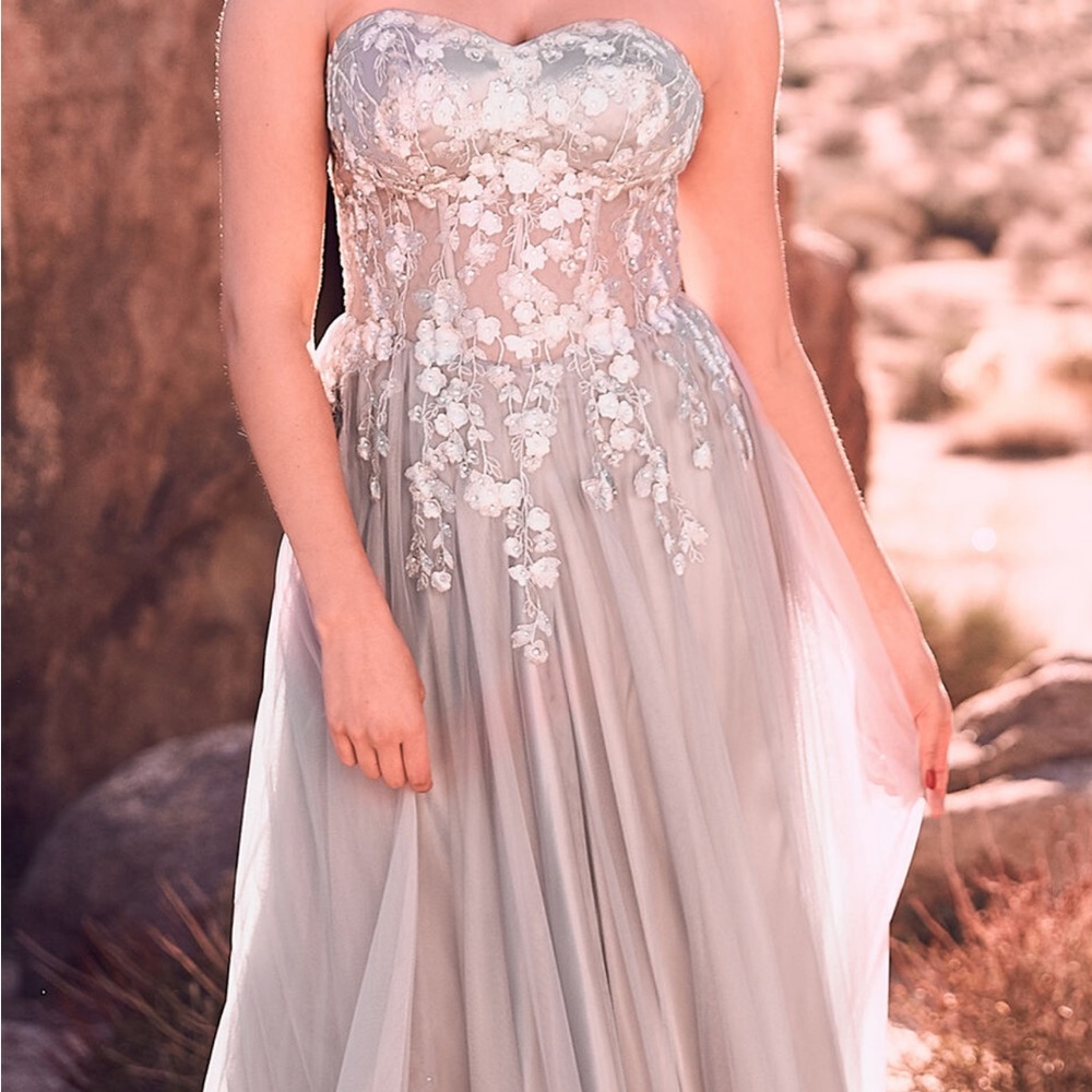 Beautiful corset style prom dress - Picture 5 of 7